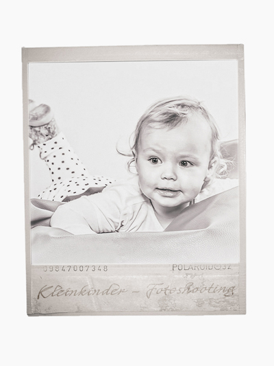 Familie Polaroid eines Kleinkinds als Fotomontage 