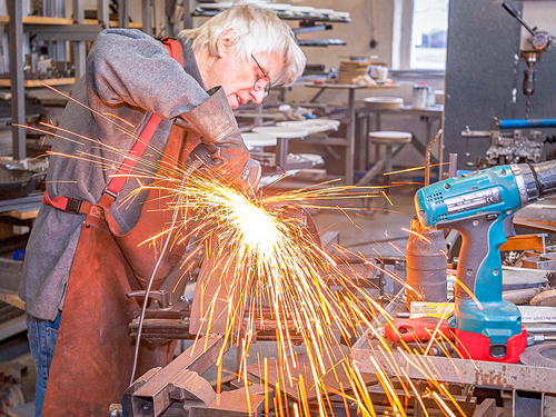 Firmenportrait Metall-Handwerker bei Flexarbeiten an der Stahlklemme