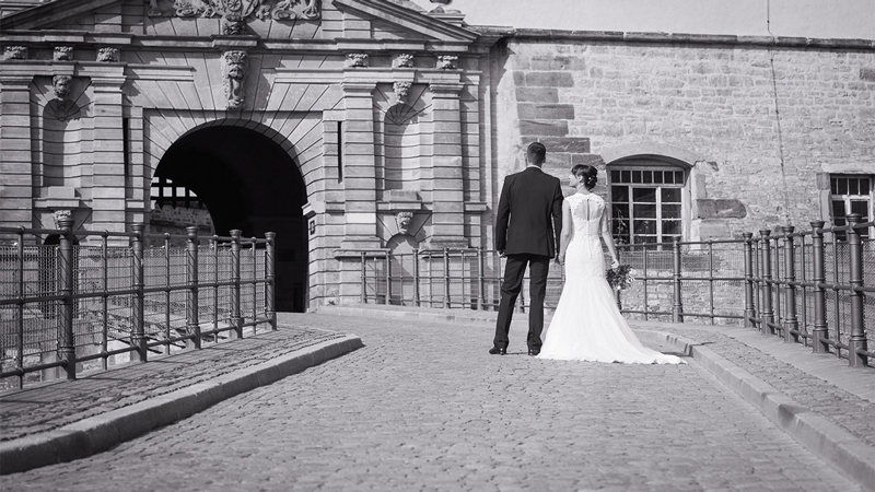 Hochzeitsfotografie Brautpaar vor der Zitadell am Petersberg, s/w - Bild