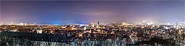 Erfurt bei Nacht: Magische Ansichten vom Domplatz und Petersberg Panoramaaufnahme des beleuchteten Erfurter Domplatzes und des Petersbergs bei Nacht.