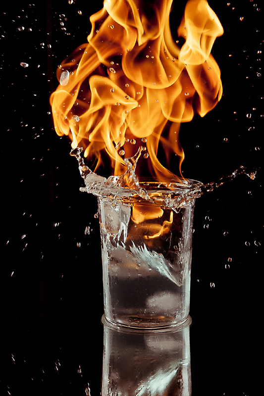 Aufnahme Glas mit Feuer und Eiswasser