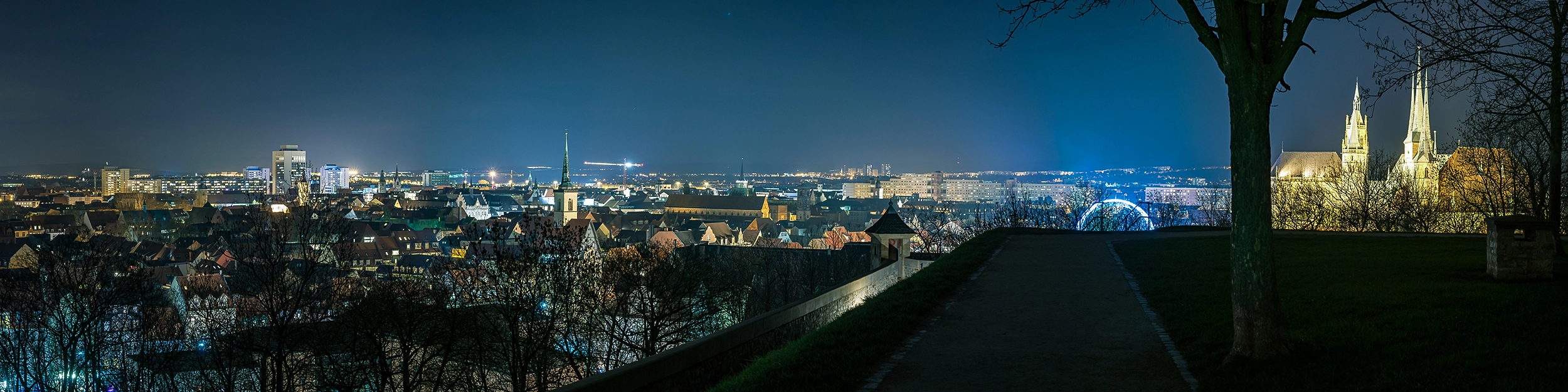 Landschaftsaufnahme bei Nacht, Erfurt vom Petersberg als Panoramaaufnahme