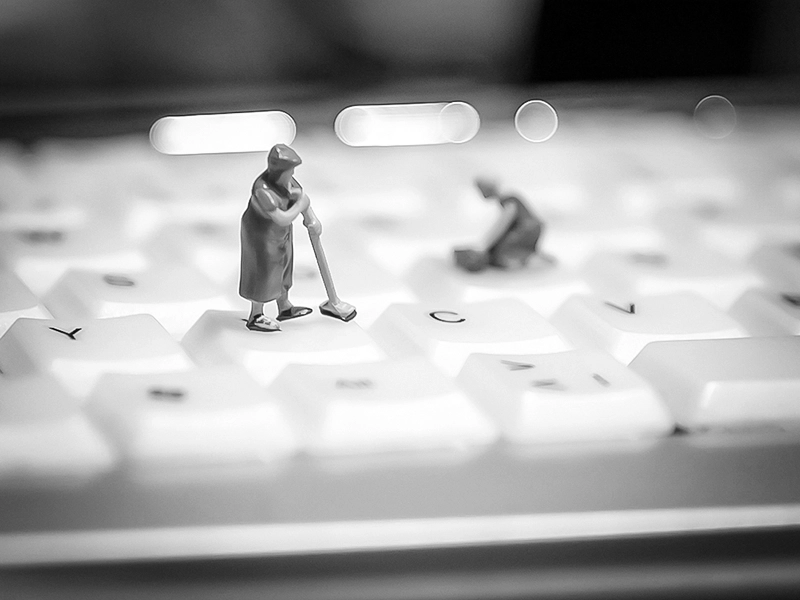 Miniaturfotografie Putzfrau reinigt Tastatur